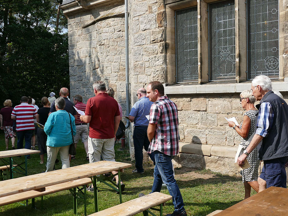 Nachfeier des Mährisch-Neustädter Wachsstockfestes an der Weingartenkapelle (Foto: Karl-Franz Thiede)